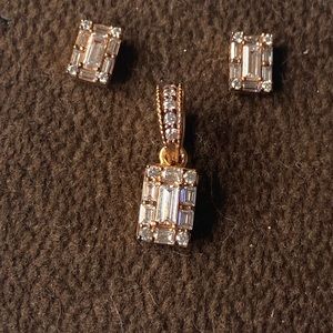 New never worn Pandora rose set earrings pendant
